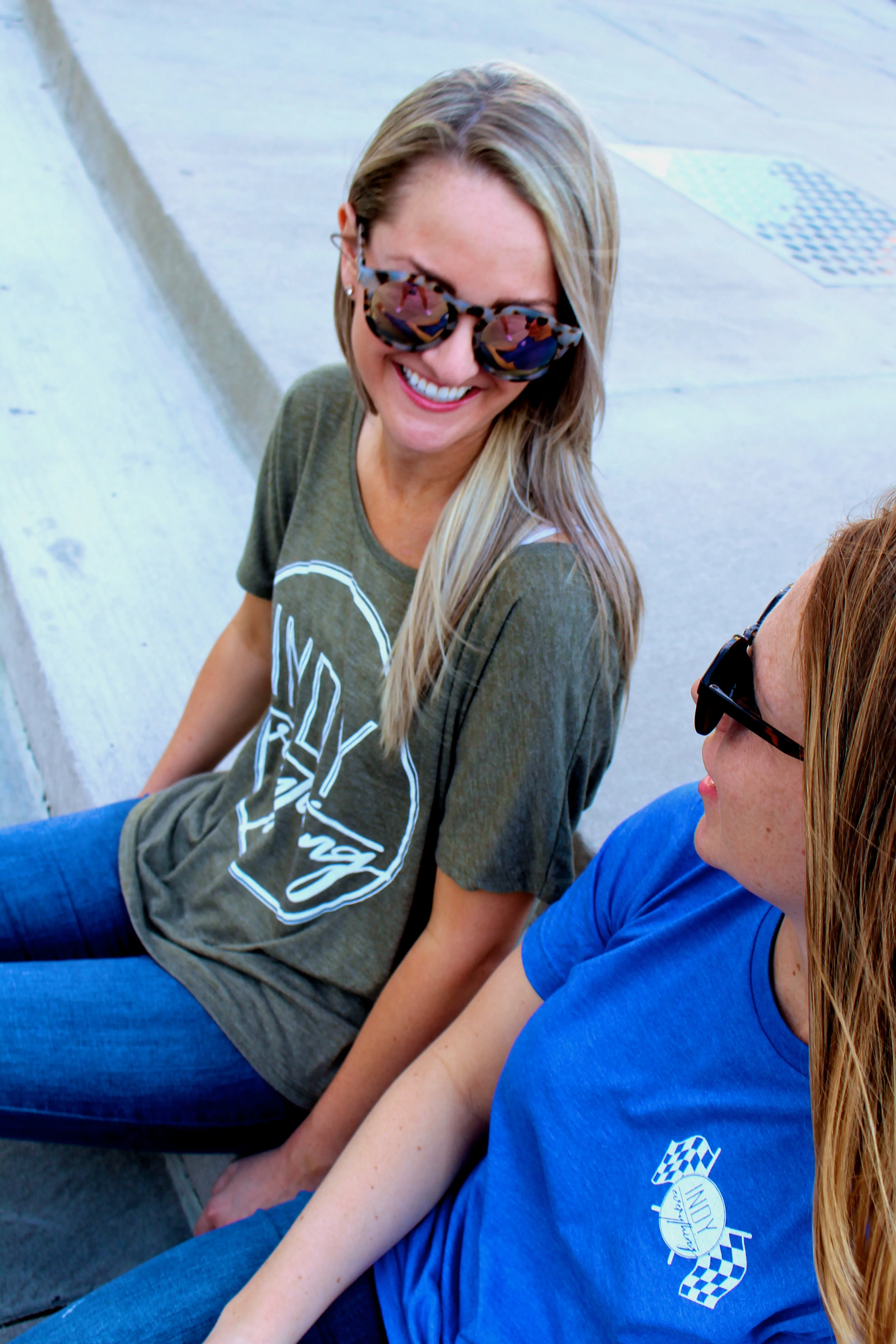 WOMENS LOGO RELAXED-FIT TEE
